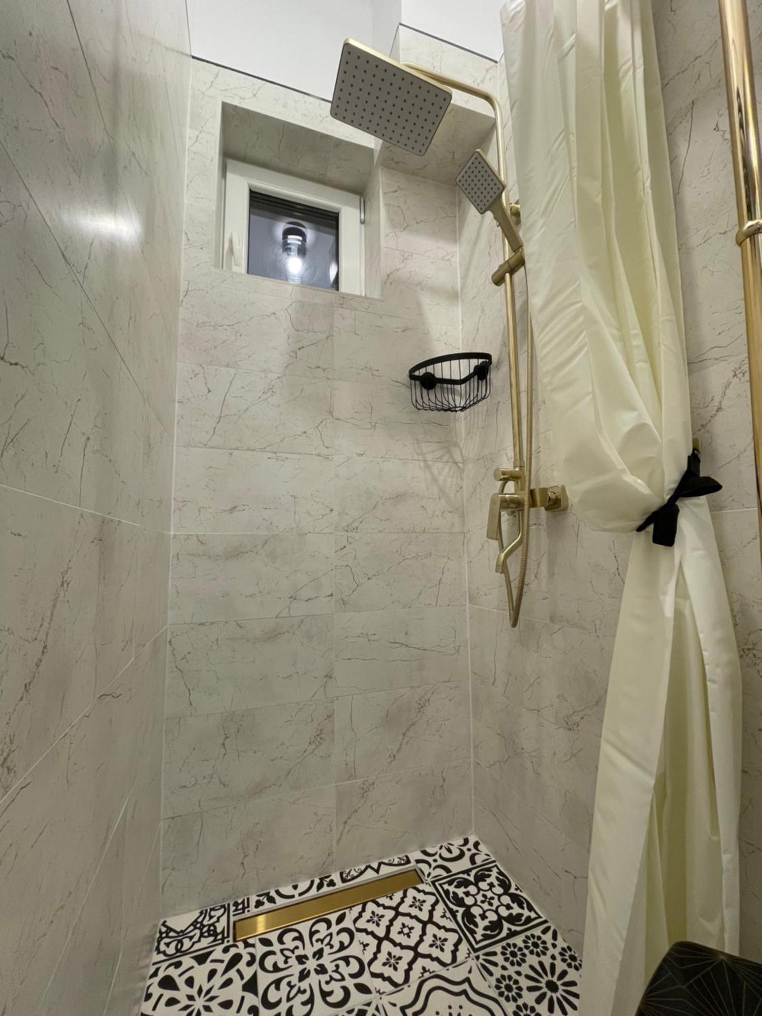 Studio Alice Romana Square Apartment บูคาเรสต์ ภายนอก รูปภาพ