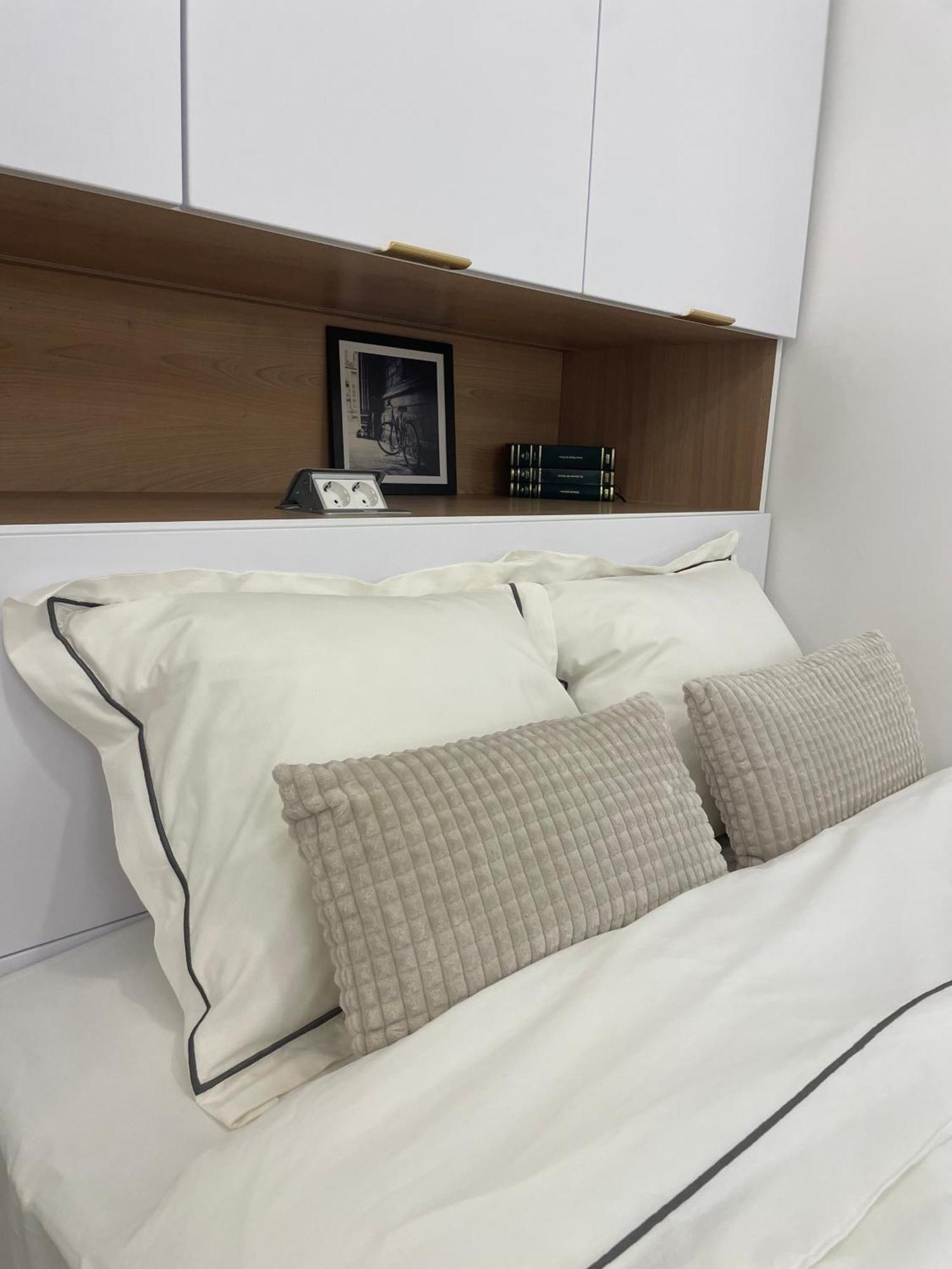 Studio Alice Romana Square Apartment บูคาเรสต์ ภายนอก รูปภาพ